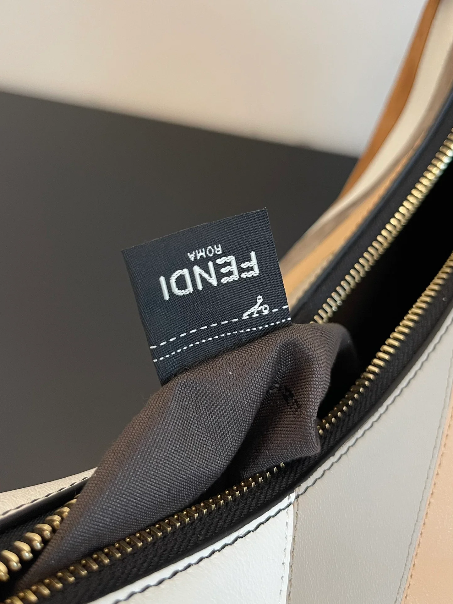 Fendi-fendigraphy - Большая коричневая сумка под мышку в форме полумесяца