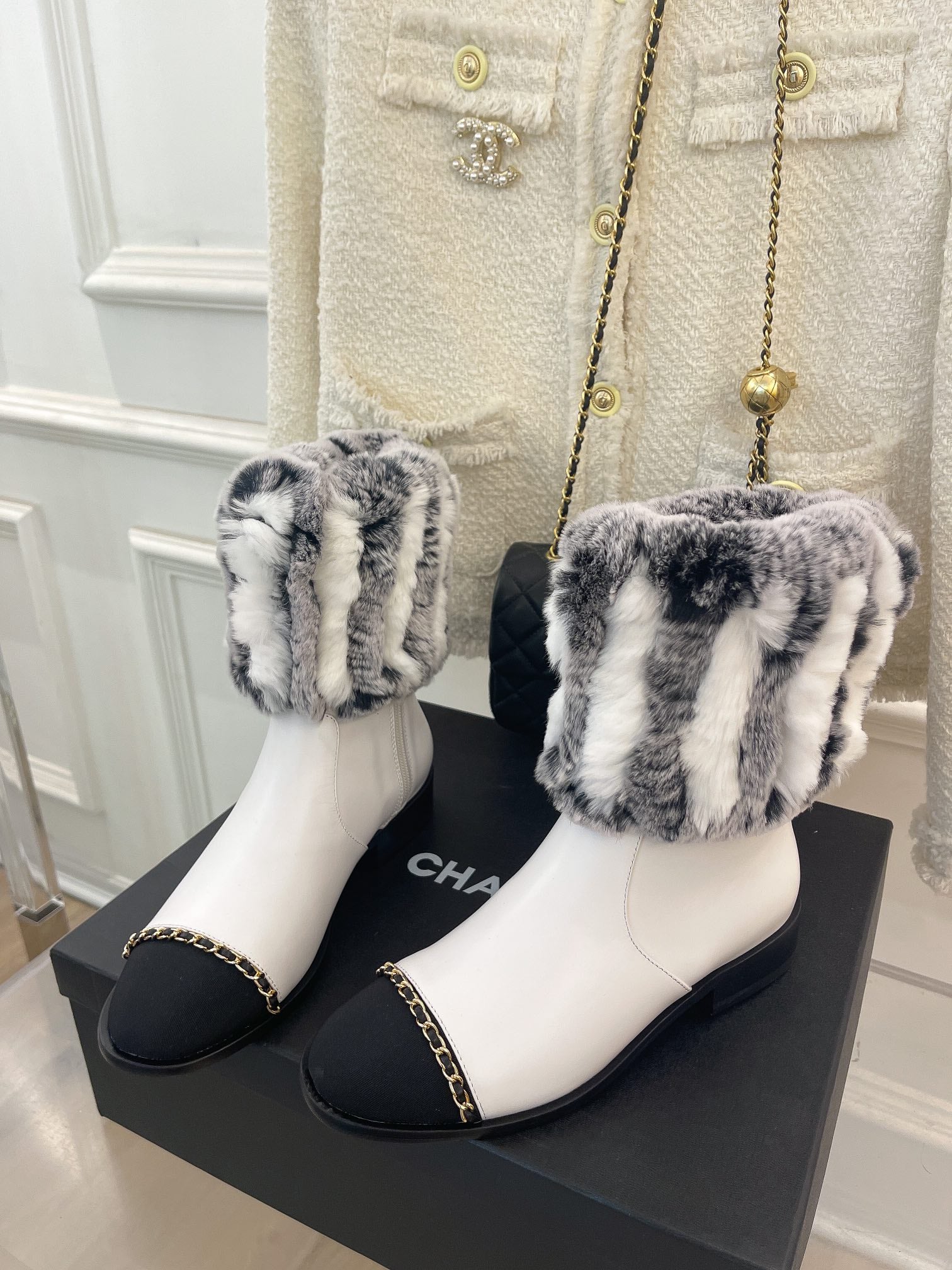 Новинка весны 2022 года от Chanel - меховые ботильоны - белые.