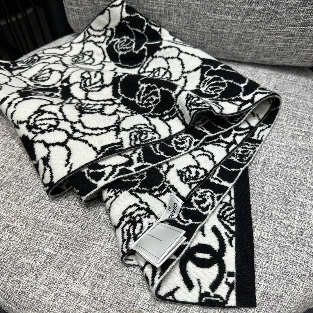 Новый черно-белый кашемировый шарф Chanel с камелиями, 2023 год.