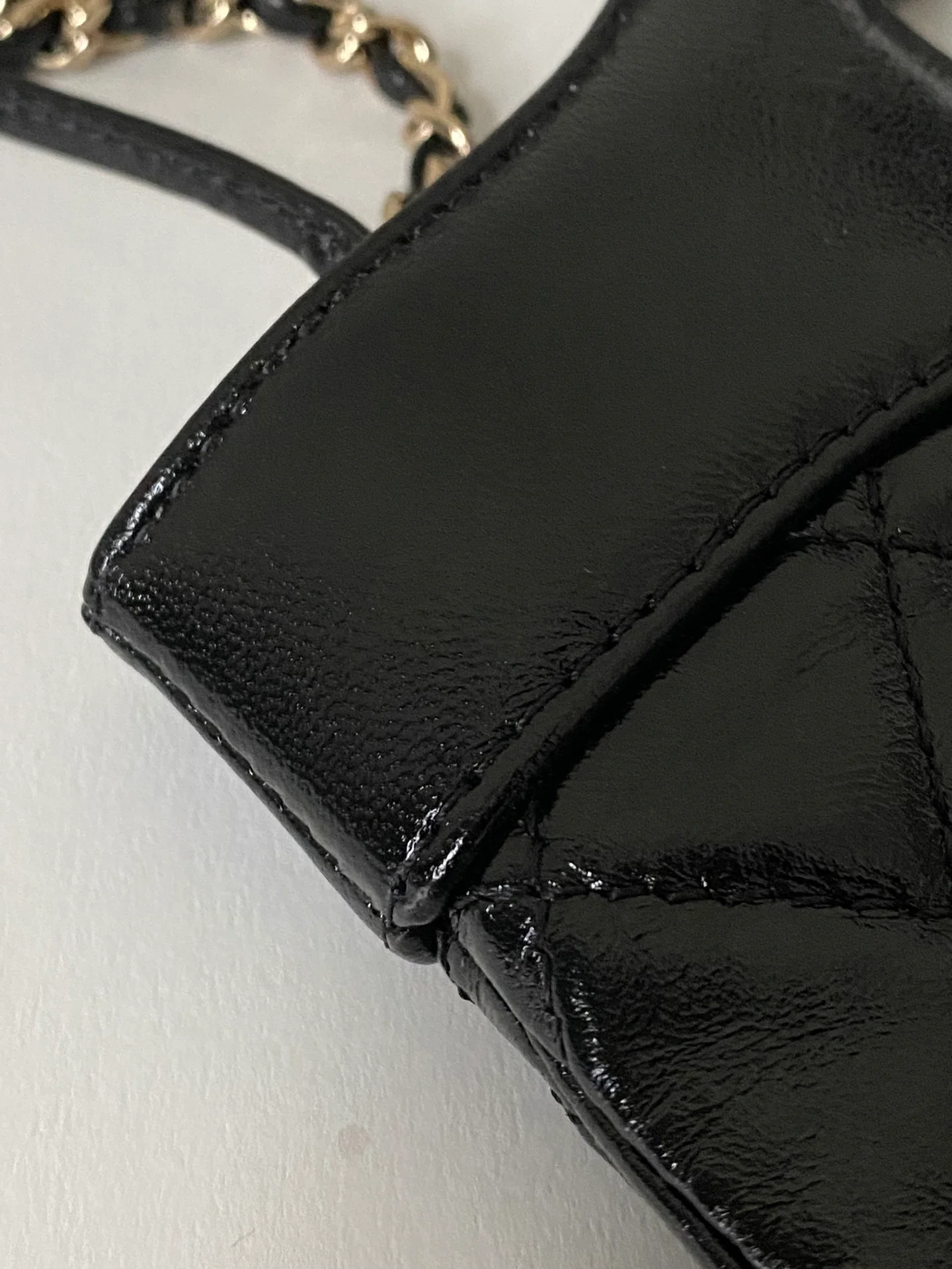 Мини-сумка Chanel 24s Mini 31, из вощеной овечьей кожи, черная.