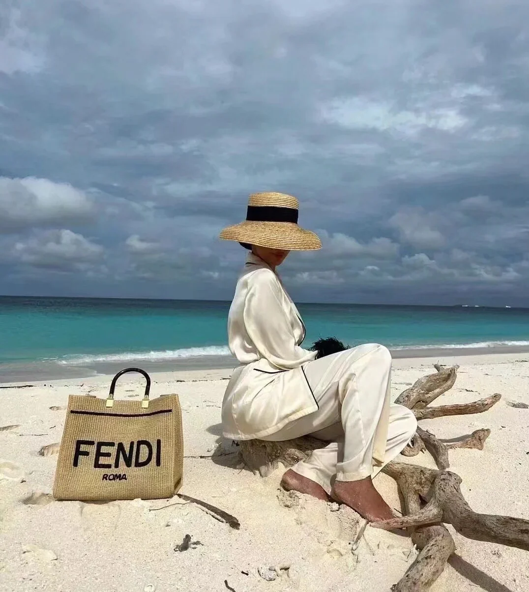 Сумка-шоппер Fendi Sunshine ручной работы из соломы — фото в ней.