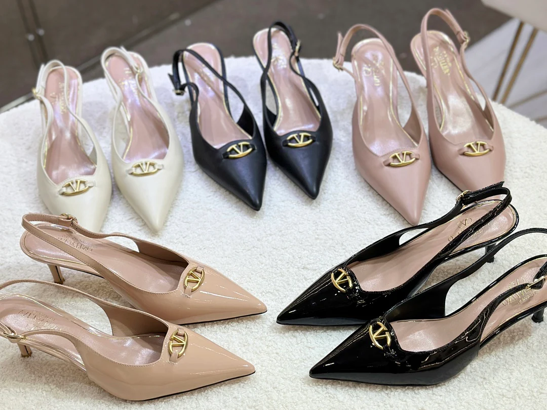 Босоножки на высоком каблуке Valentino 2024 с логотипом и пряжкой - изображение из коллекции