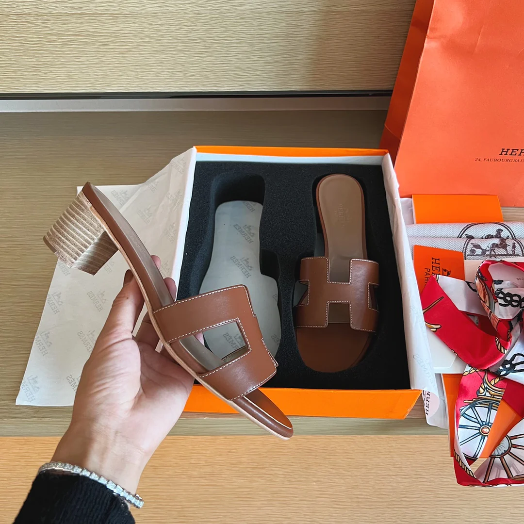 Сандалии Hermes на плоской подошве - однотонная кожа - 1 шт.