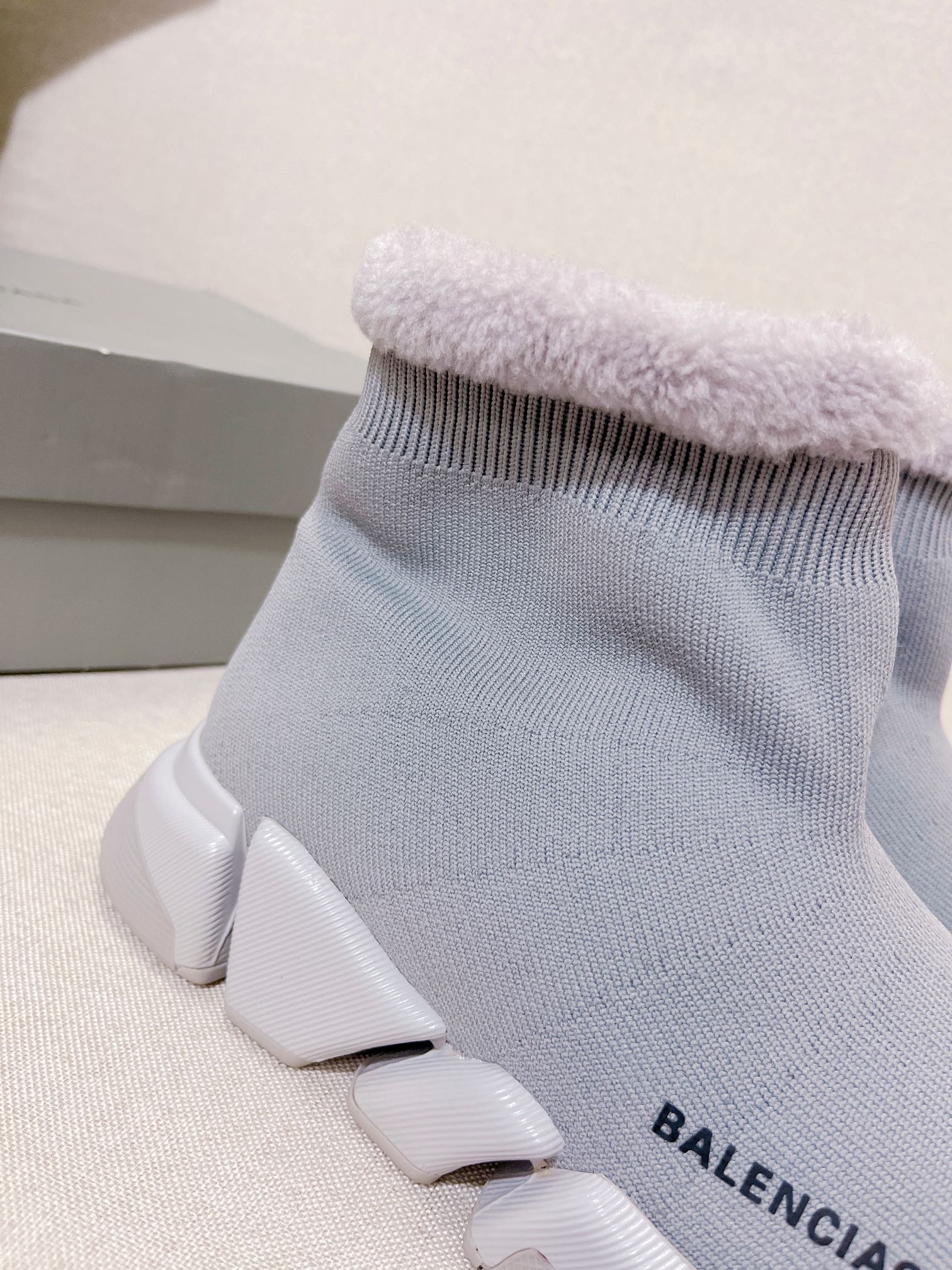 Новинка весны 2022 года от Balenciaga - короткие меховые сапоги-носки - серые.