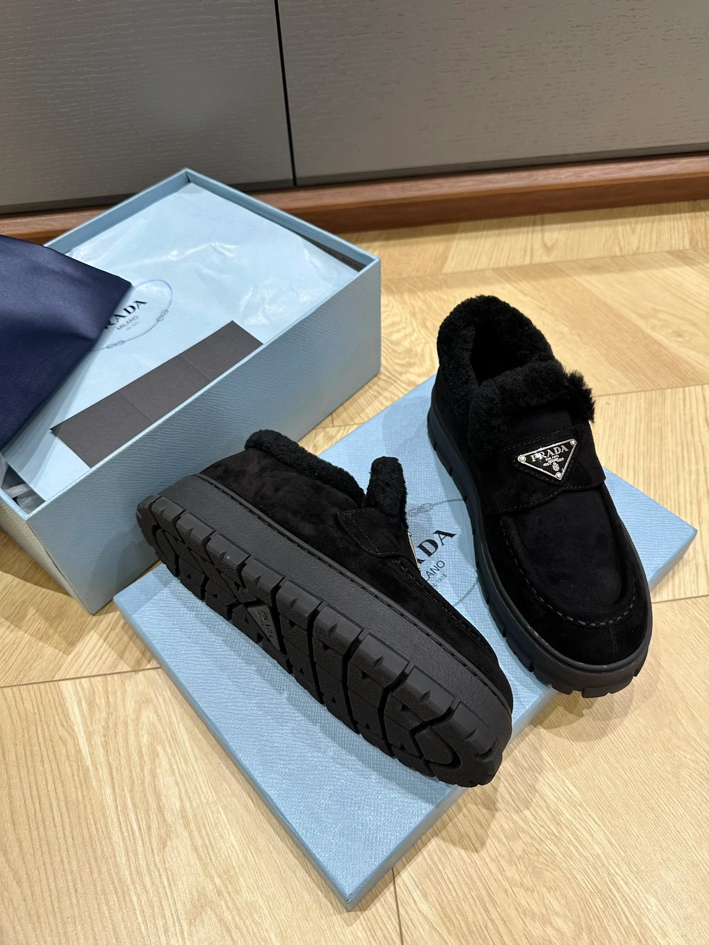 Prada - Замшевые шерстяные лоферы - Черные