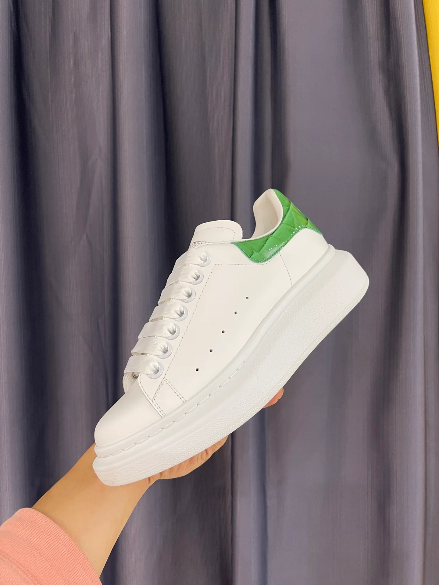 Классические белые кроссовки McQueen - унисекс - зеленая лакированная кожа, каблук с текстурой под камень.