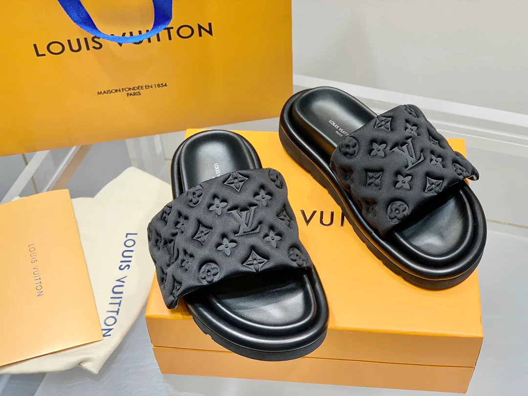 Тапочки LV с тиснением