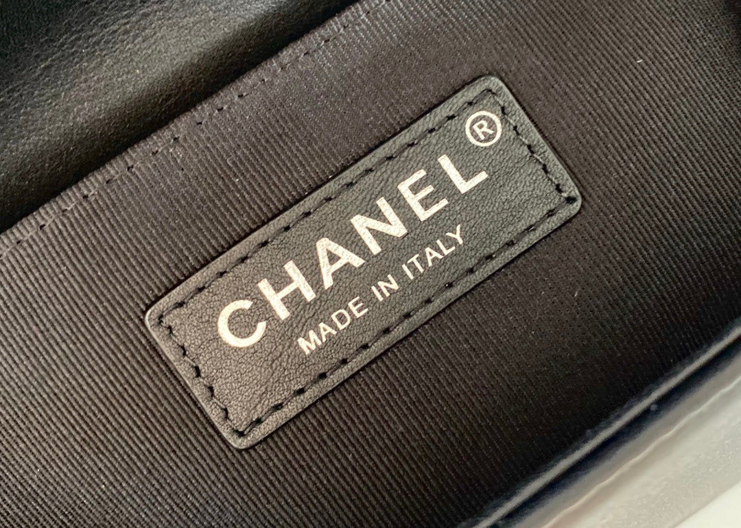 Мини-сумка Chanel Le Boy из черной телячьей кожи с винтажной серебряной пряжкой.