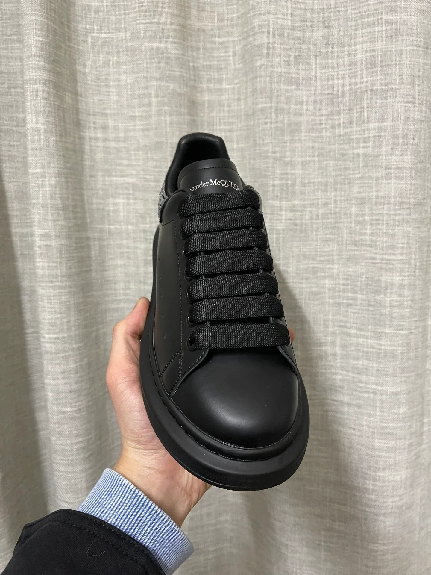 Классические белые кроссовки McQueen - унисекс - черные с белыми бриллиантами - премиум-издание