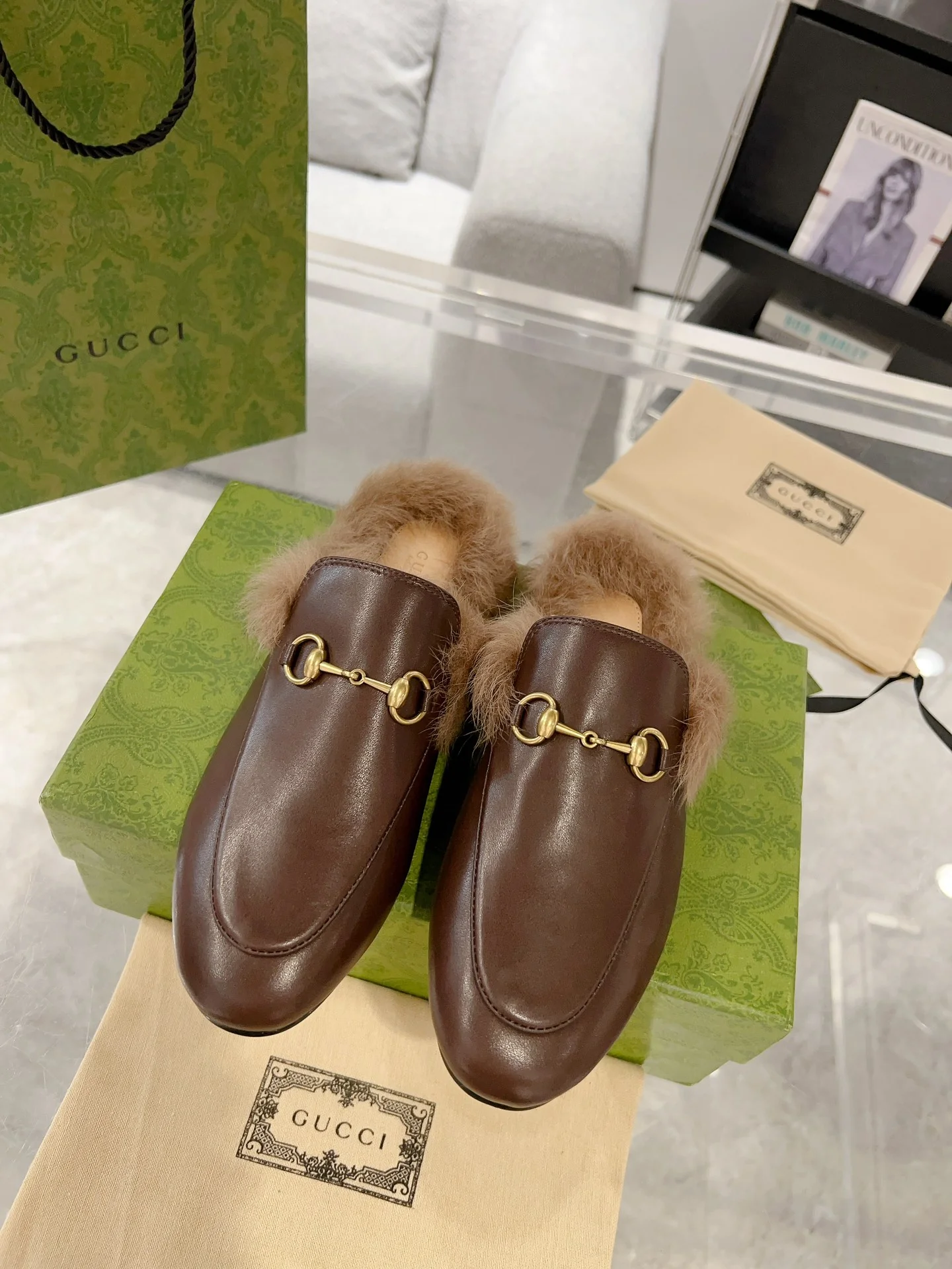 Новинка сезона осень/зима 2023 от Gucci - Тусклые тапочки с закрытым носком из тосканской шерсти - Коричневая кожа