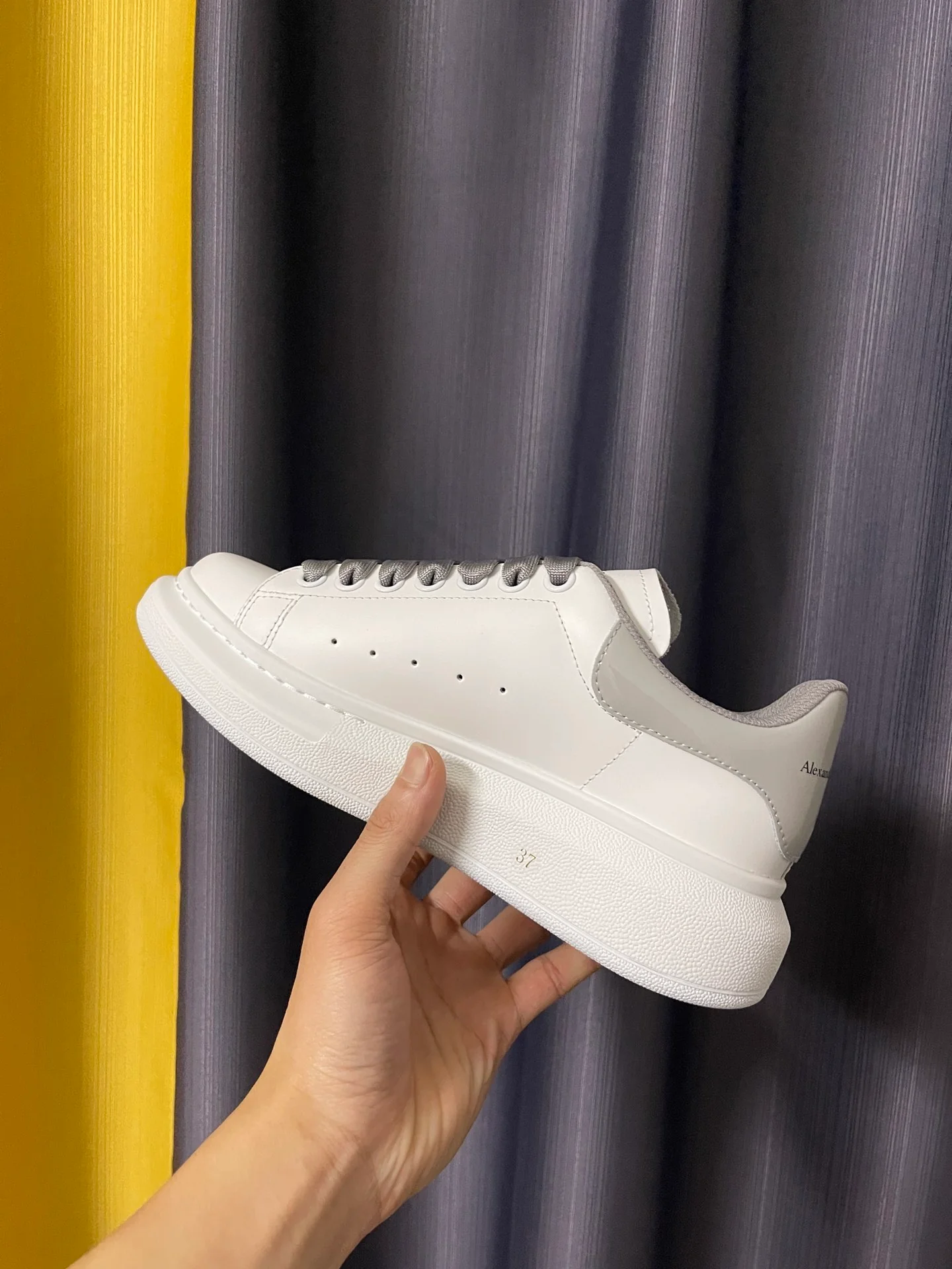 Классические белые кроссовки McQueen - унисекс - на каблуке из серой лакированной кожи