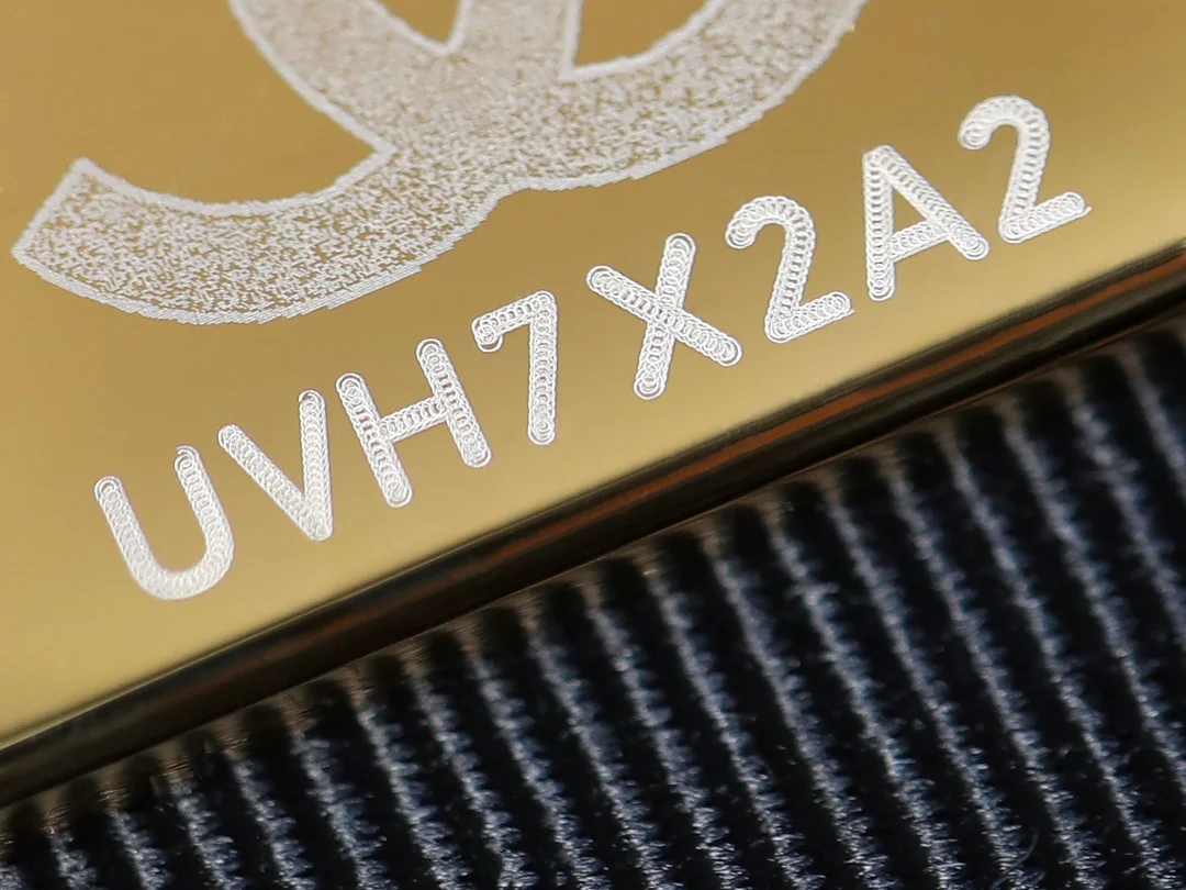 Сумка для фотоаппарата Chanel с двумя карманами из 24-каратного золота, маленькая, черная.