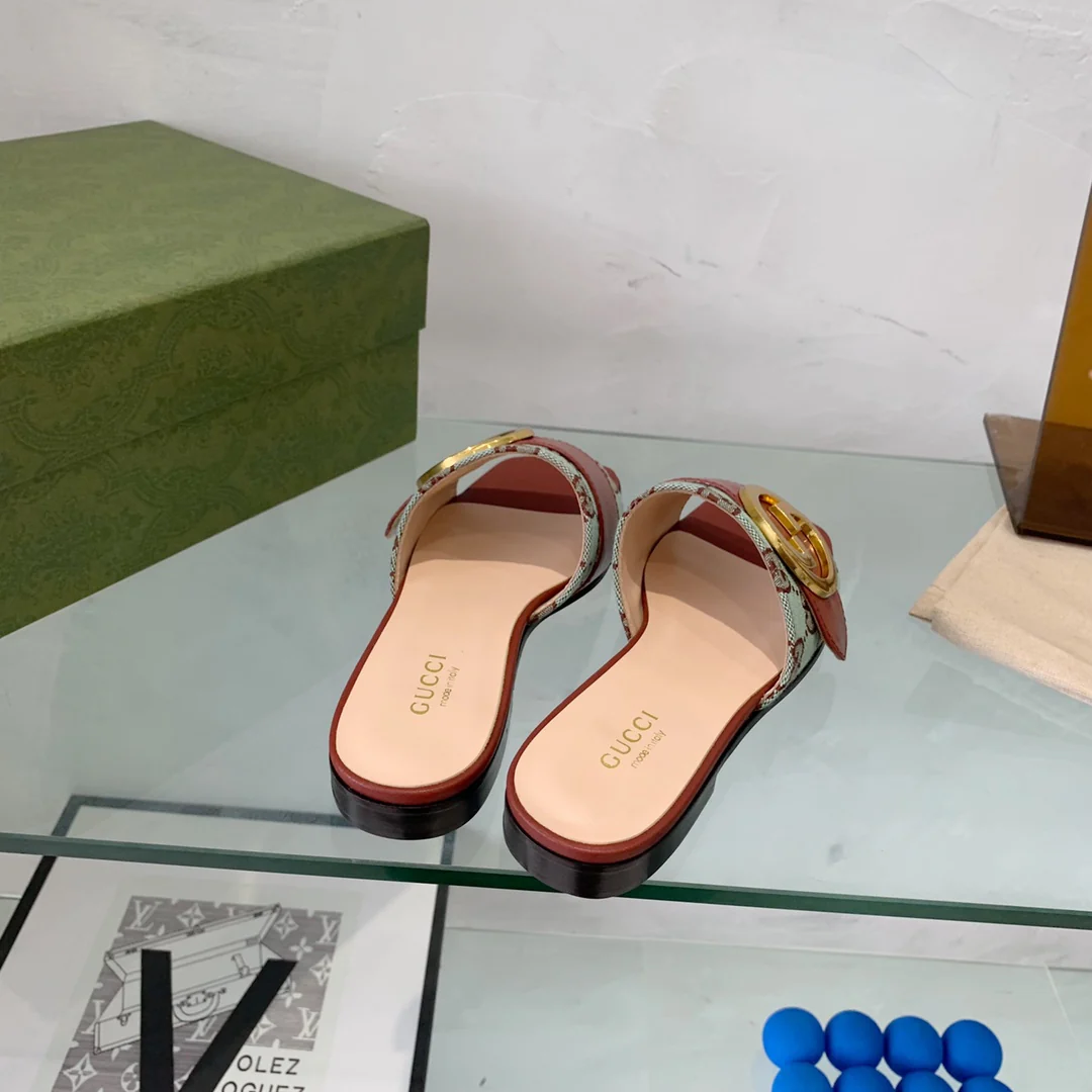 Новинка сезона весна/лето 2022 — тапочки с двойной буквой G.