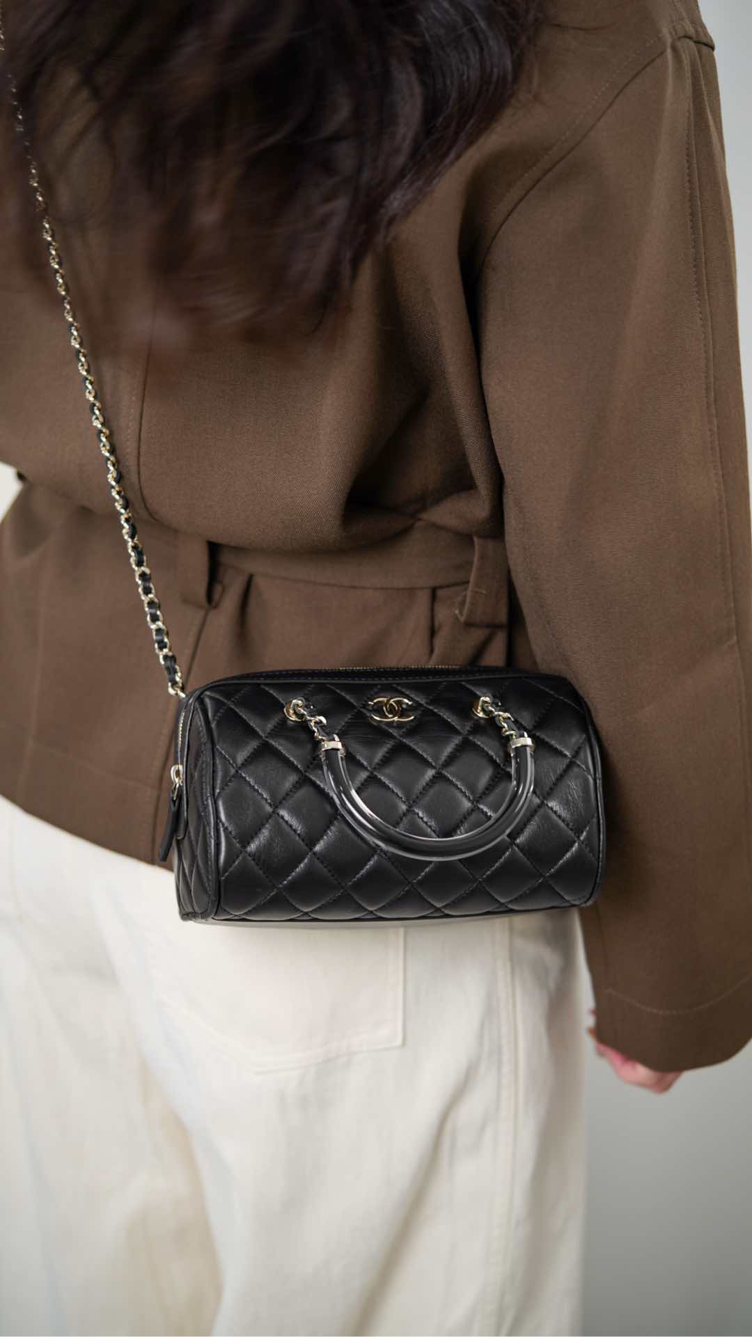 Сумка Chanel 25c Boston Bowling Bag — черно-золотая.