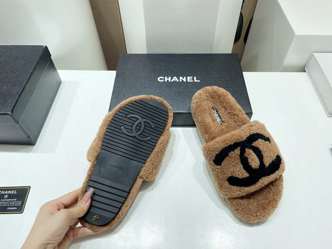 Классические осенние тапочки Chanel 2022 года из овечьей шерсти, бестселлер – коричневые.