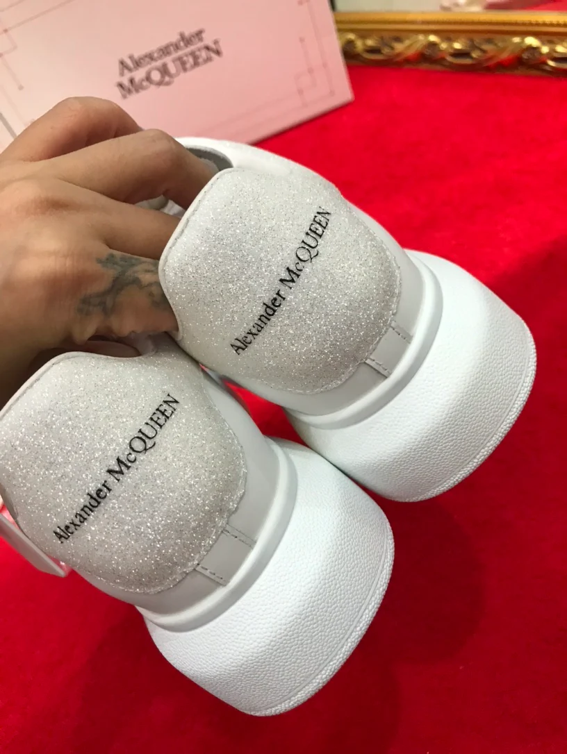 Классические белые кроссовки McQueen с блестками, серебристые.