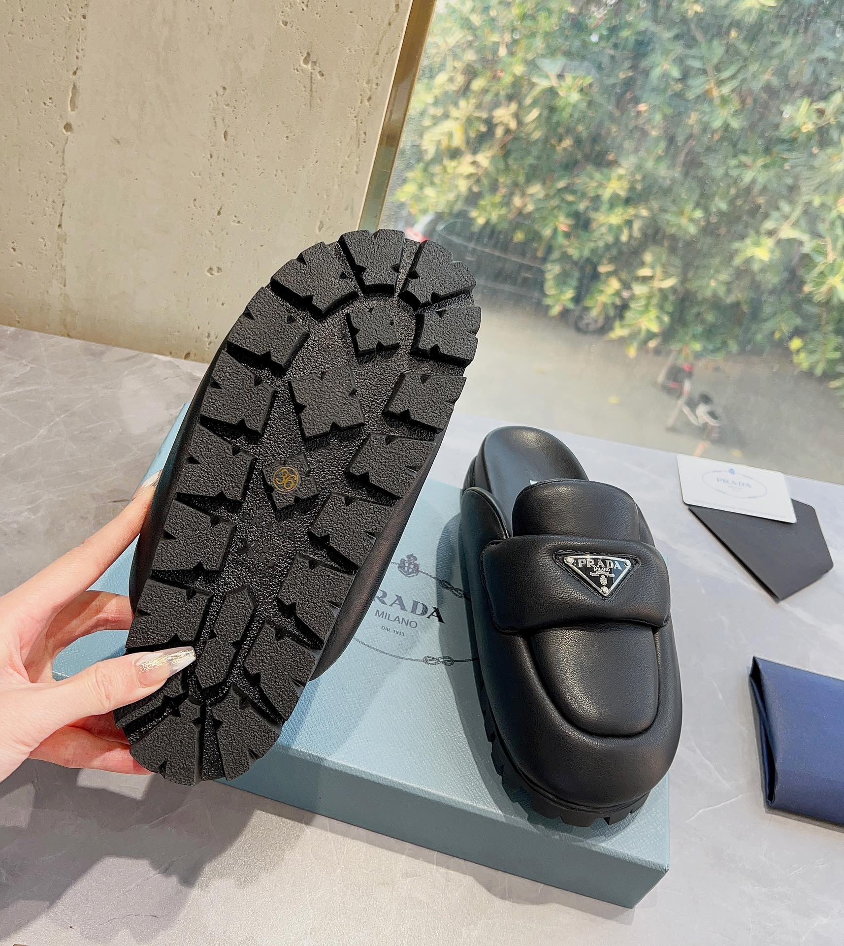 Коллекция Prada ?Ранняя весна 2023?: новинки в стиле Хейли Бибер — лоферы — черные.