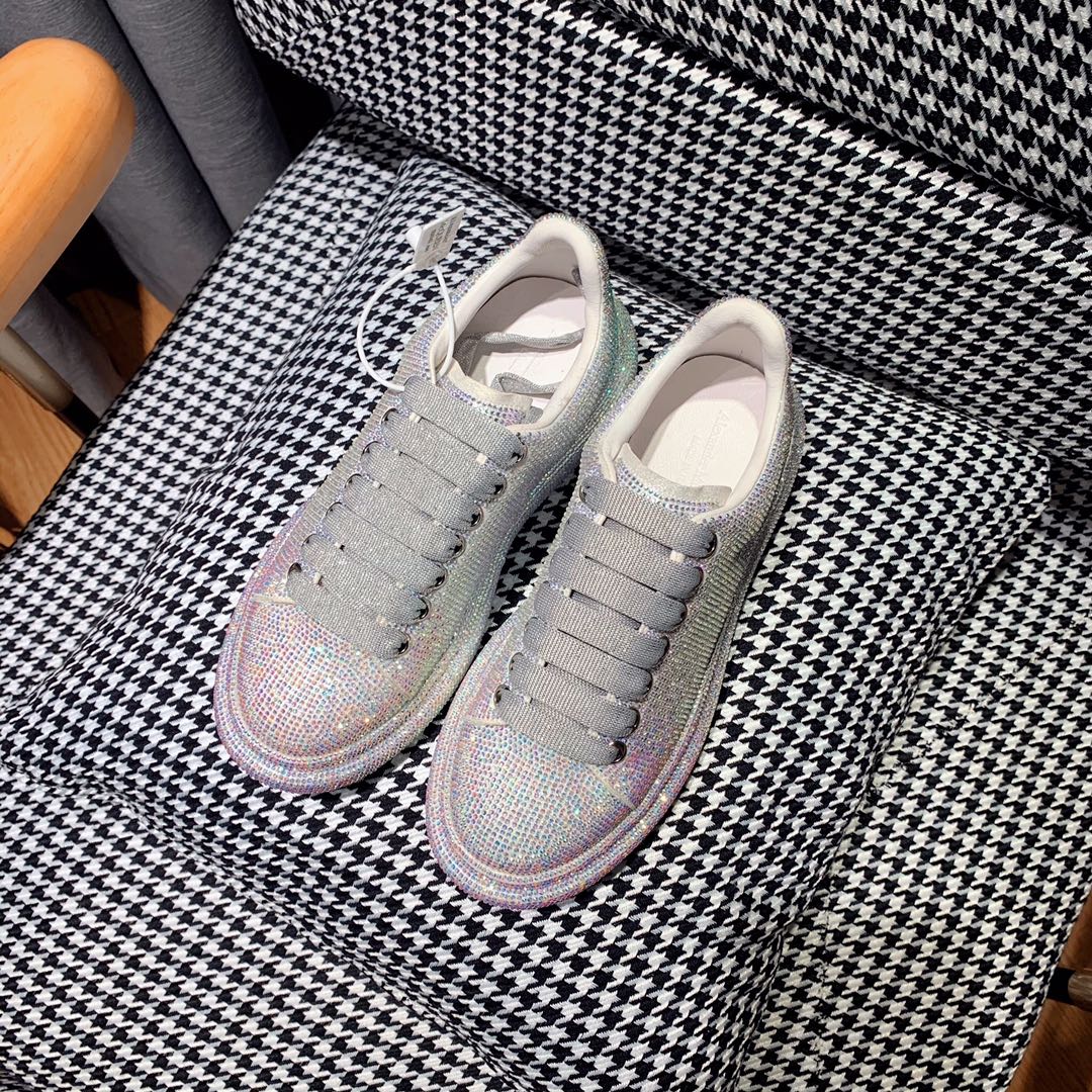 Классические белые кроссовки McQueen — серебристые с отделкой из страз.