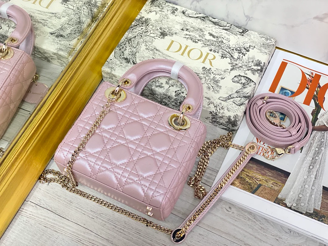 Миниатюрная сумочка Dior Lady Dior - модель Princess Dior с тремя отделениями - 17 см - пряжка из перламутрового розового золота.