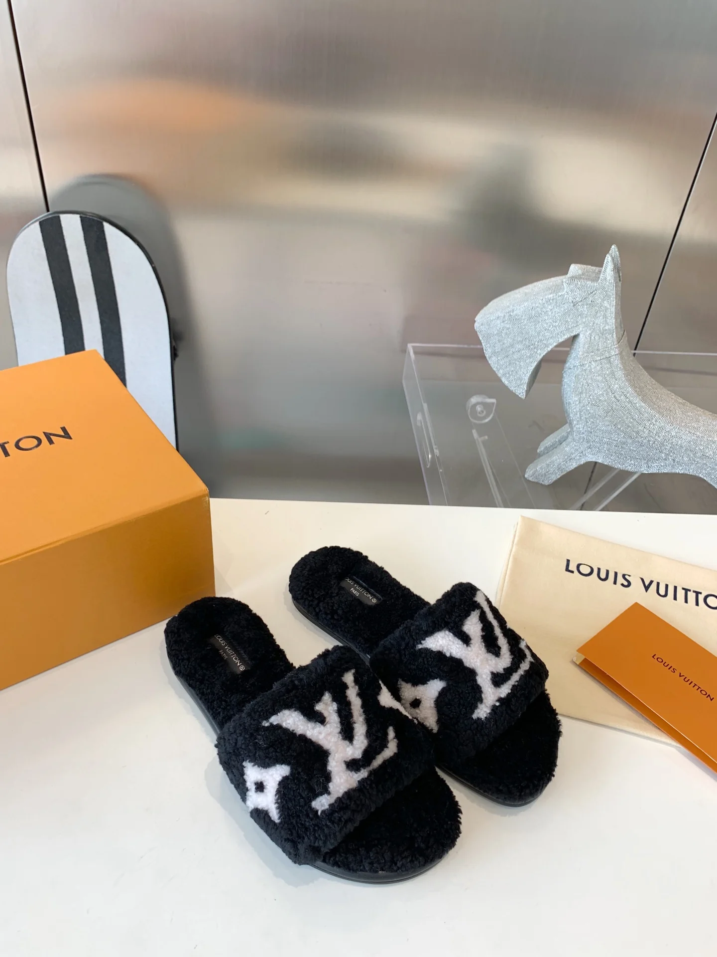 Новинка LV 2022 года - Меховые тапочки - Черные