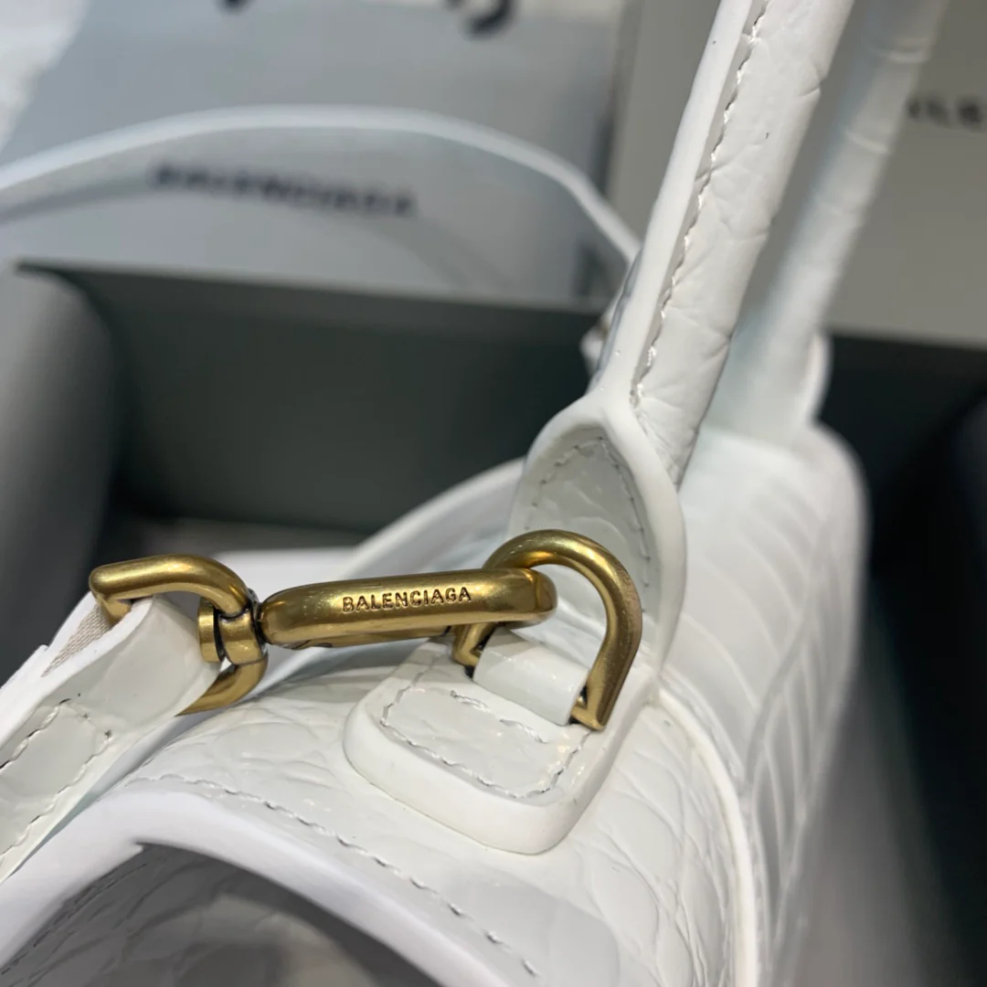 Сумка Balenciaga Hourglass - белая с крокодиловым принтом и золотой пряжкой.