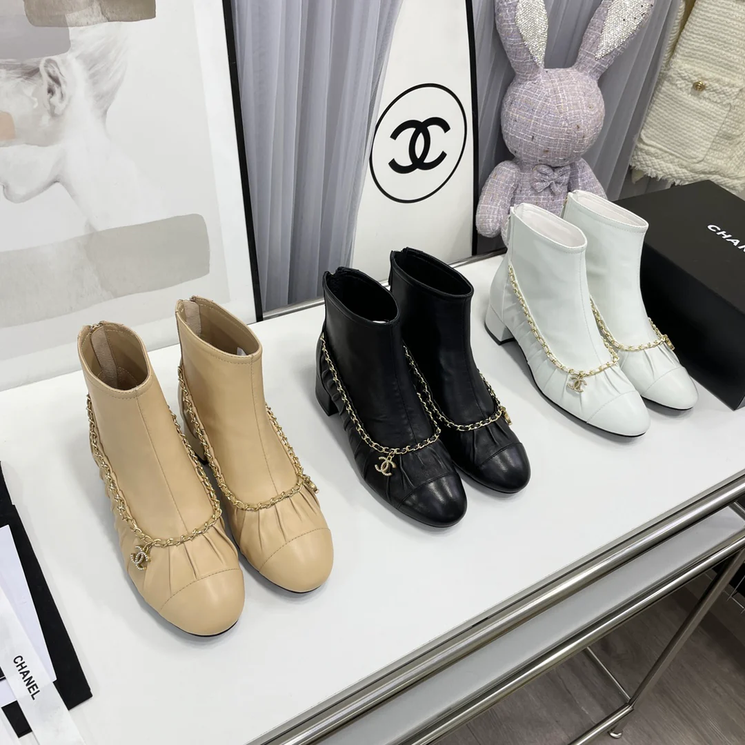 Новинка сезона осень/зима 2022 от Chanel — ботильоны на низком каблуке с цепочкой.