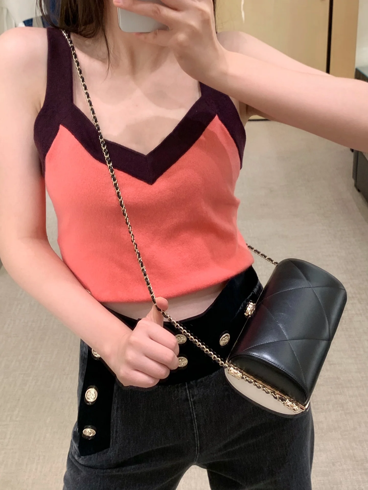 Вечерняя сумочка Chanel из коллекции Métiers d'Art 2020, черно-белая.