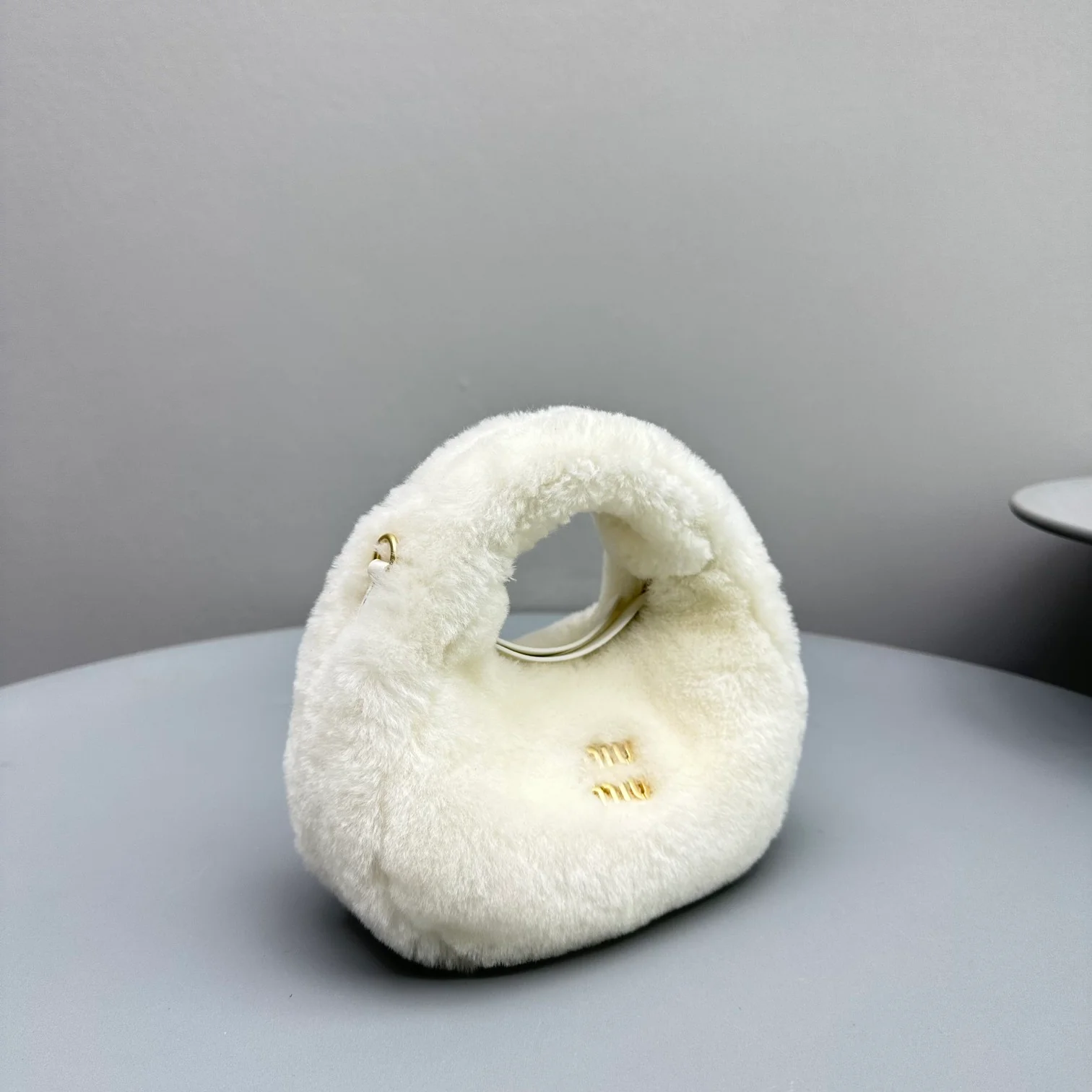 Сумка Miu Miu Wander, мини-версия, белая, из флиса.