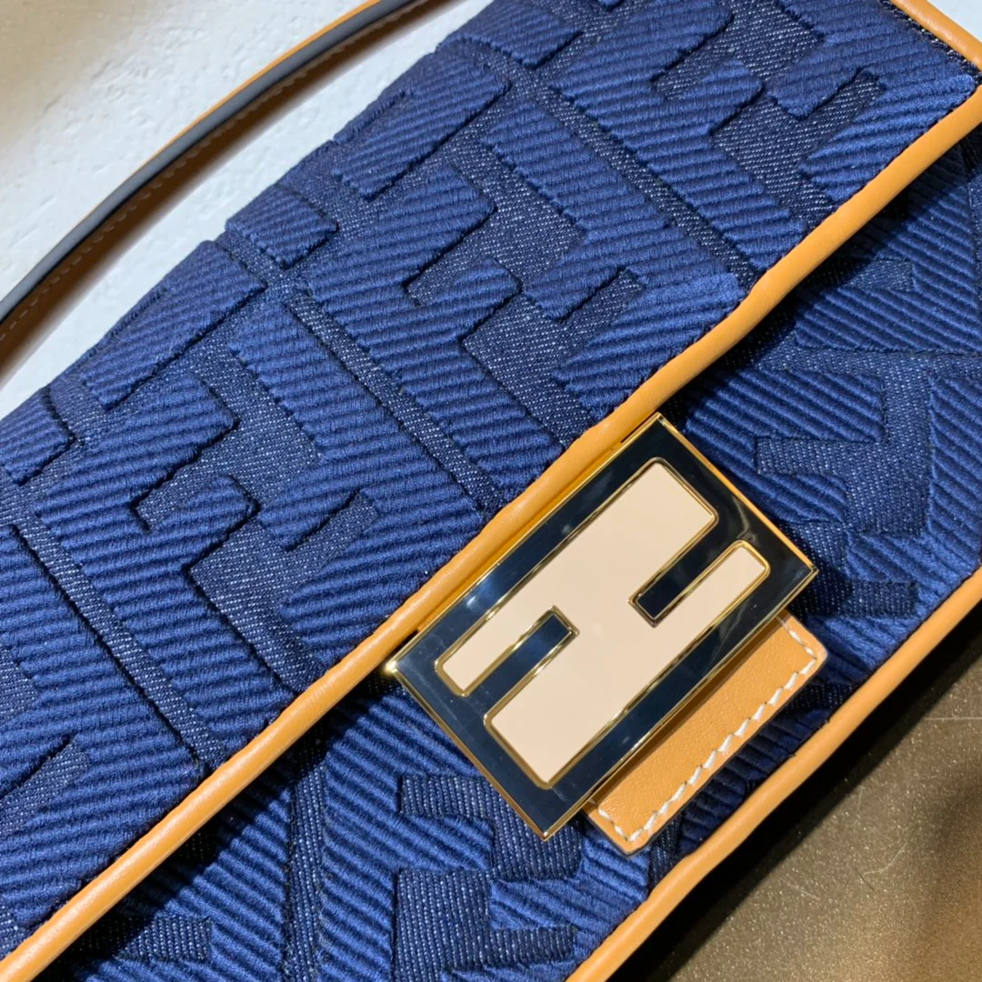 Сумка Fendi Baguette Medium Denim Bag