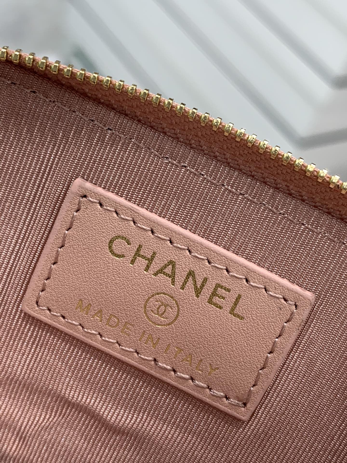 Кошелек-держатель для карт Chanel 22B на молнии - розовый