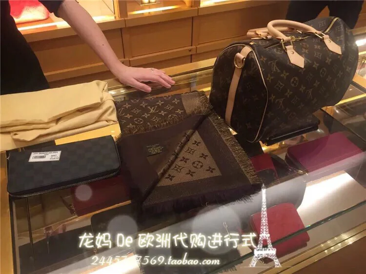 Шелковый платок LV 140 см - с монограммой на канве.