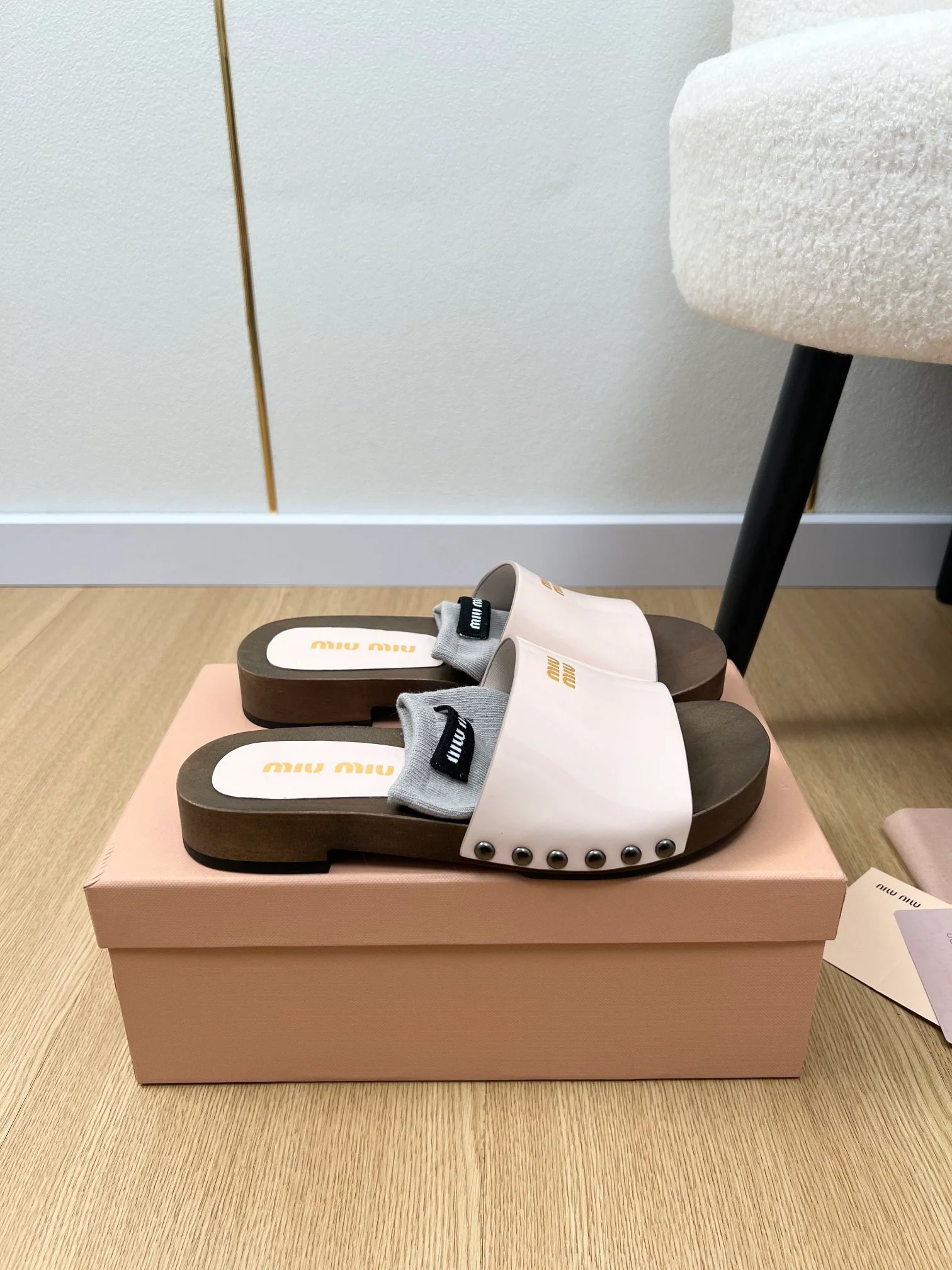 Деревянные тапочки Miu Miu 2024 - белые