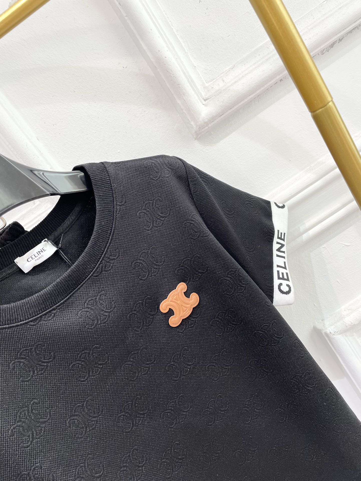 Комплект Celine-2403: футболка с коротким рукавом и брюки с тисненым узором ?Триумфальная арка? — черный.