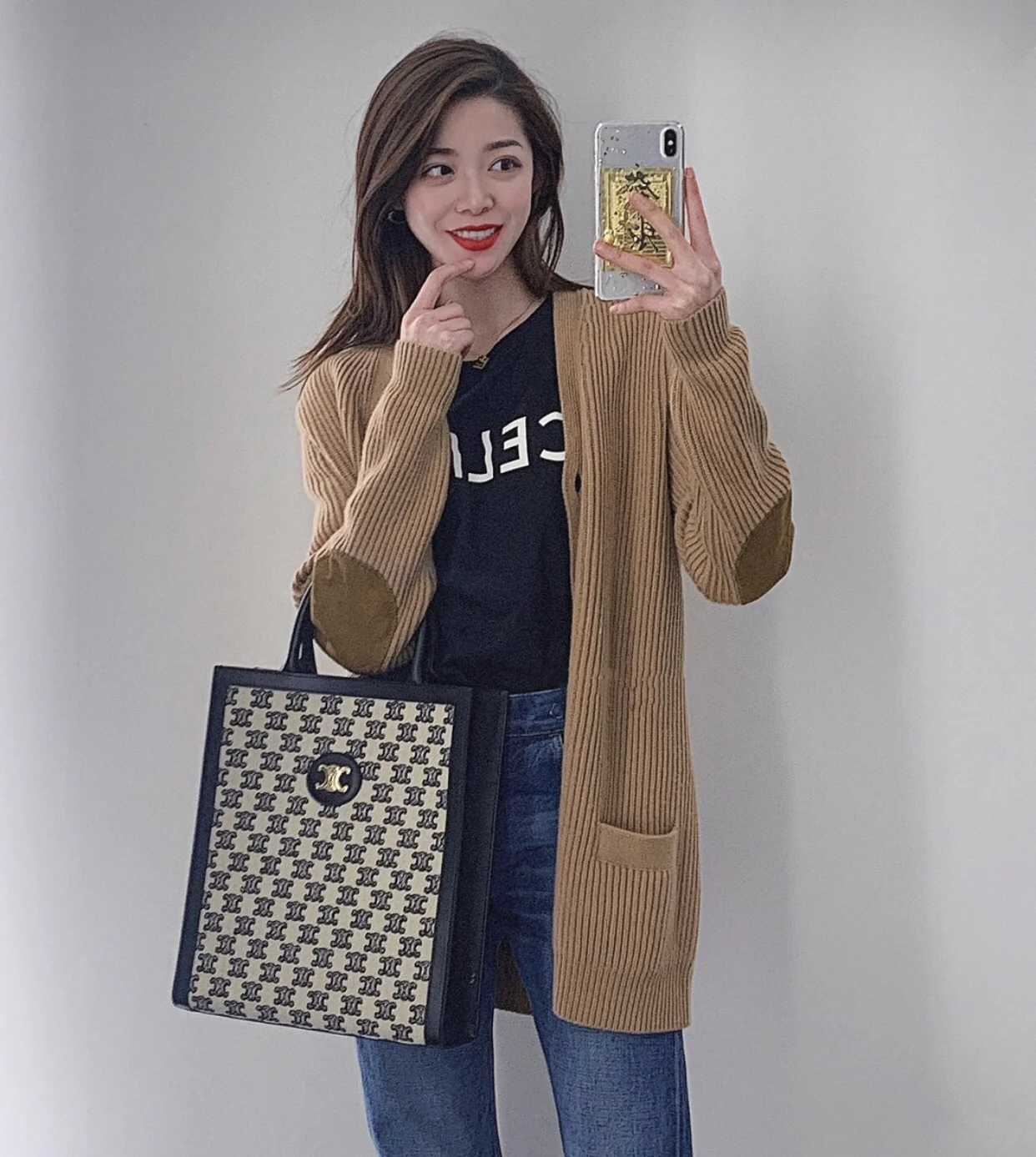 Сумка Celine Cabas Small Triomphe с вышивкой, вертикальная.