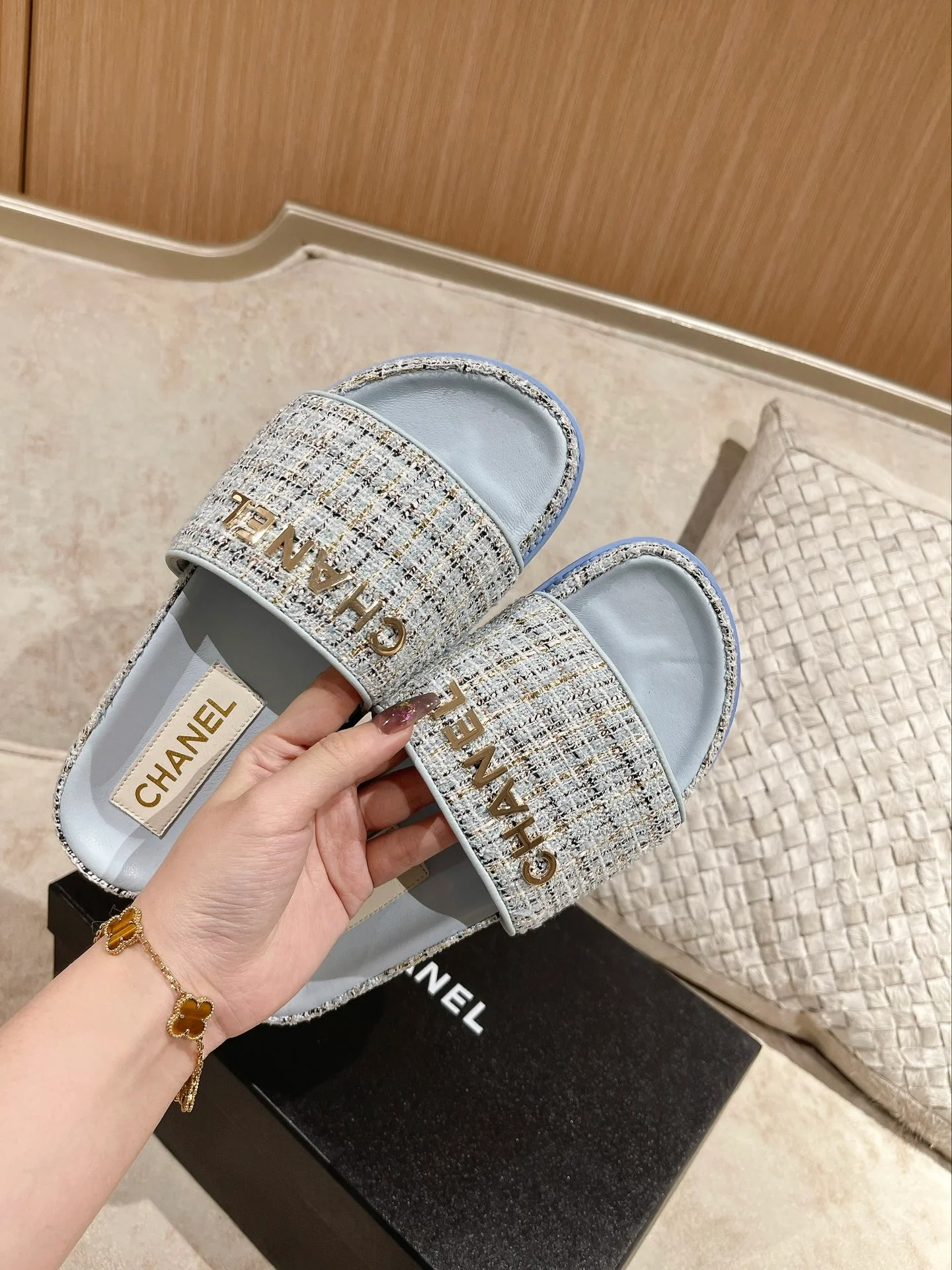 Новинка сезона весна/лето 2023 от Chanel - Шерстяные тапочки - Синие