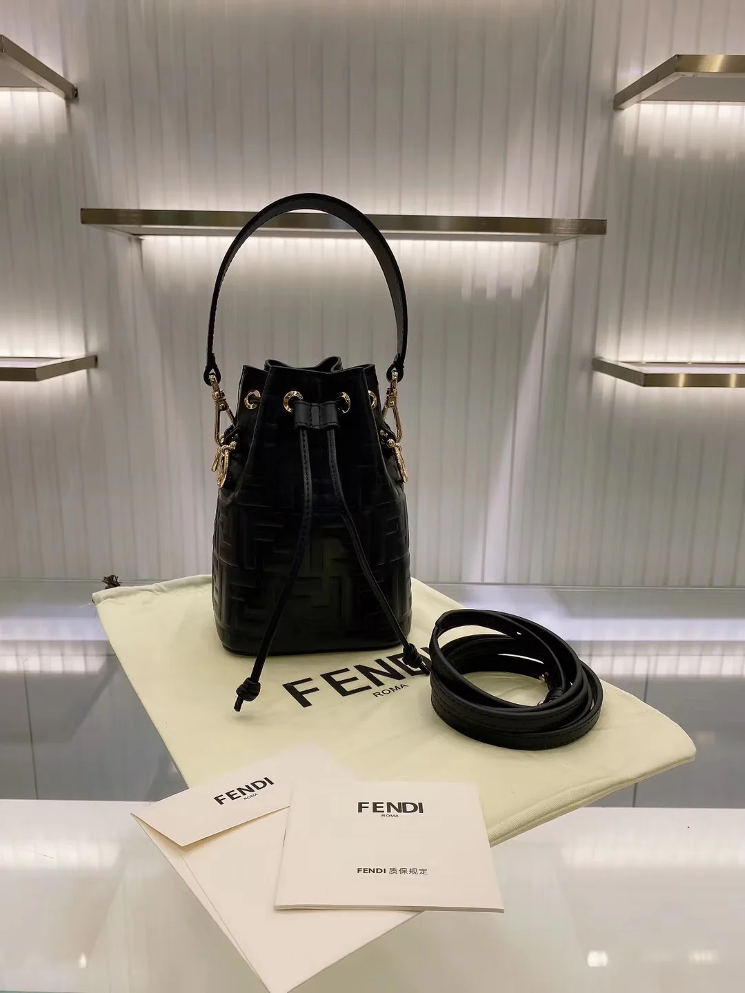 Миниатюрная кожаная сумка-ведро Fendi Mon Tresor - 1 шт.