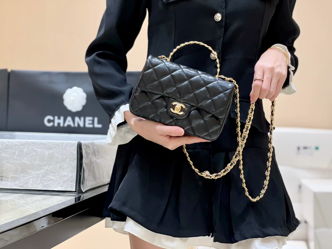 Новинка сезона весна/лето 2023 от Chanel - сумка из овечьей кожи CF - черная - 1 шт.