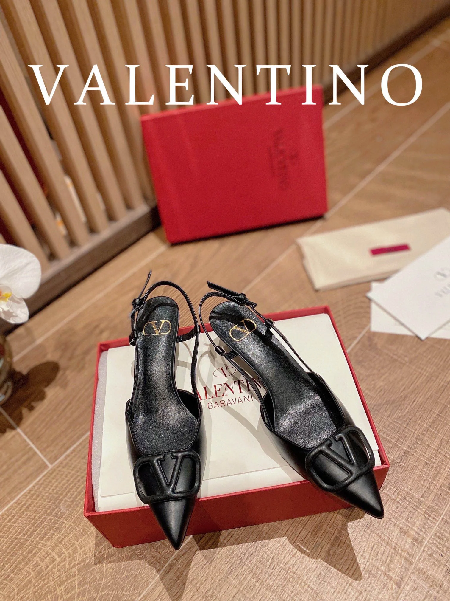 Туфли Valentino с V-образной пряжкой и открытой пяткой — черные.