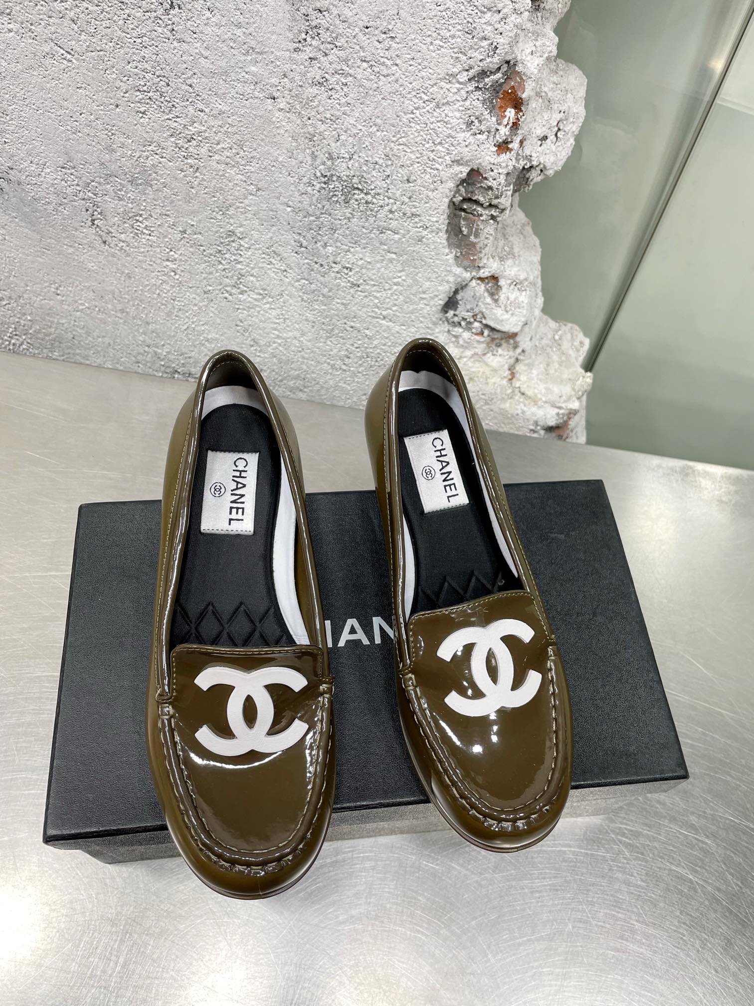 Новинка сезона осень/зима 2022 от Chanel - Ретро-туфли на низком каблуке в стиле афро - Зеленый