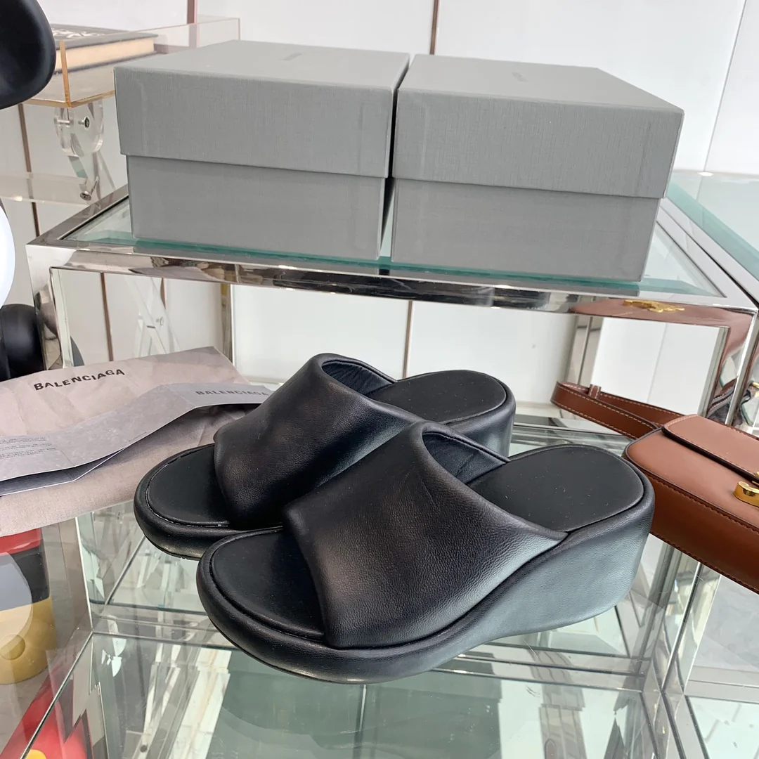 Новинка сезона весна/лето 2023 от Balenciaga - Сандалии на платформе - Черные