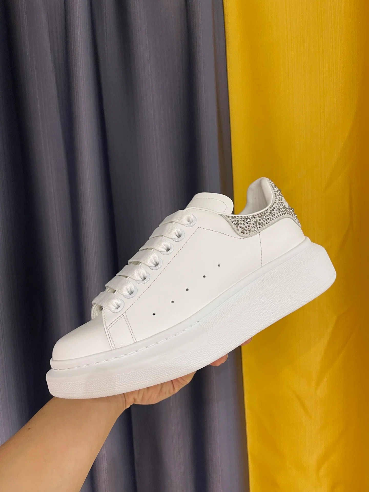 Классические белые кроссовки McQueen - унисекс - серебристый каблук с бриллиантами - премиум-издание