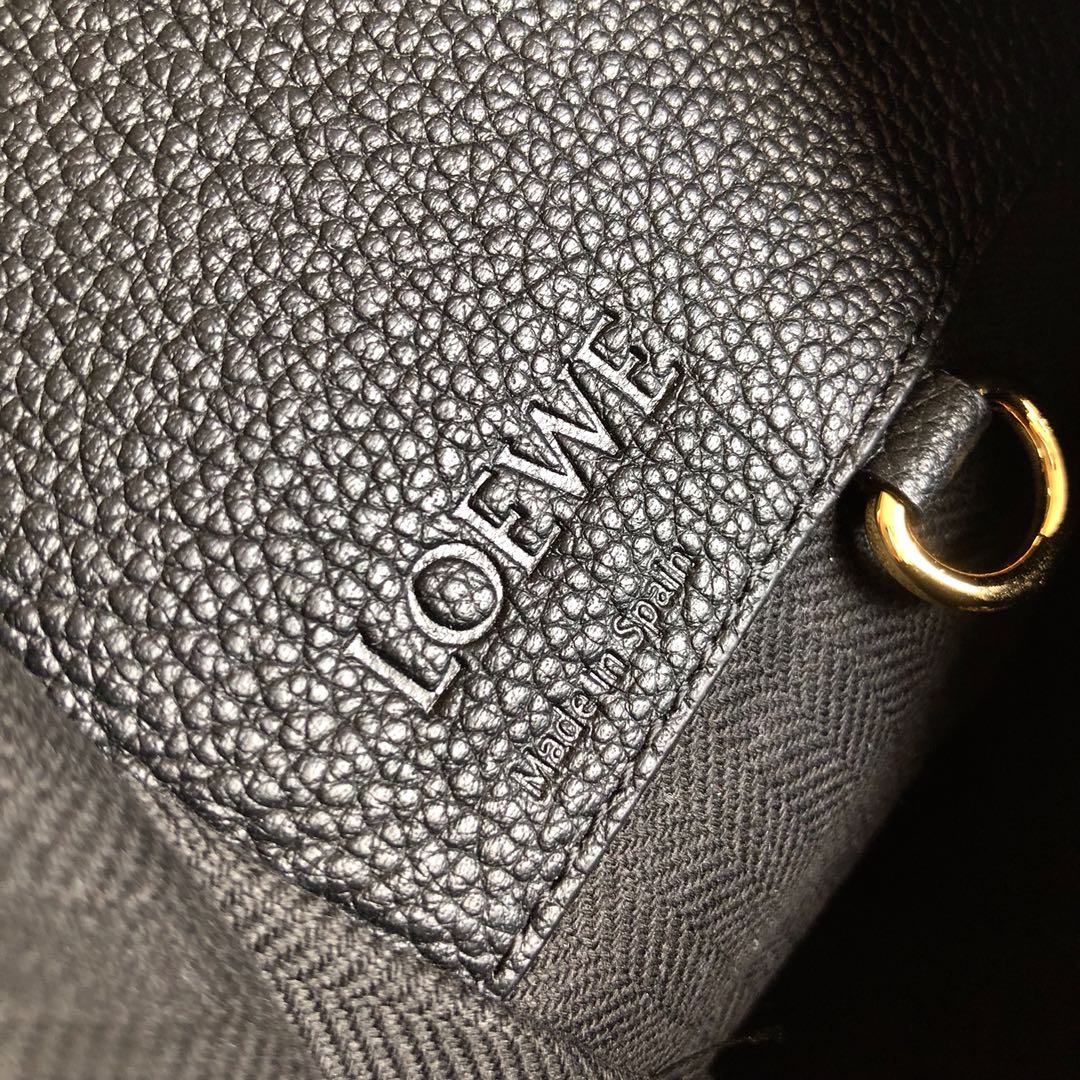 Гамак Loewe, маленький (13,5 x 25 x 30 см), черный с фактурной поверхностью и золотистой фурнитурой.