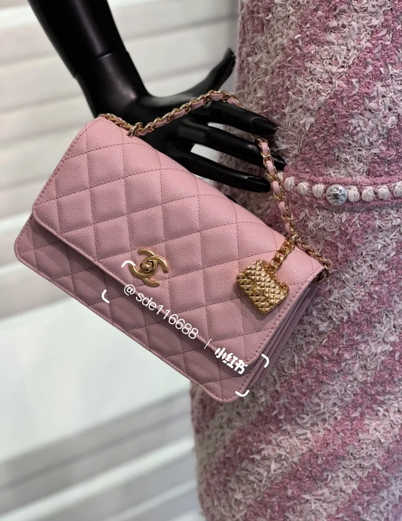 Коллекция Chanel Весна/Лето 2023 - Подвесной телефон-гармошка - WOC - Кожа с зернистой текстурой 