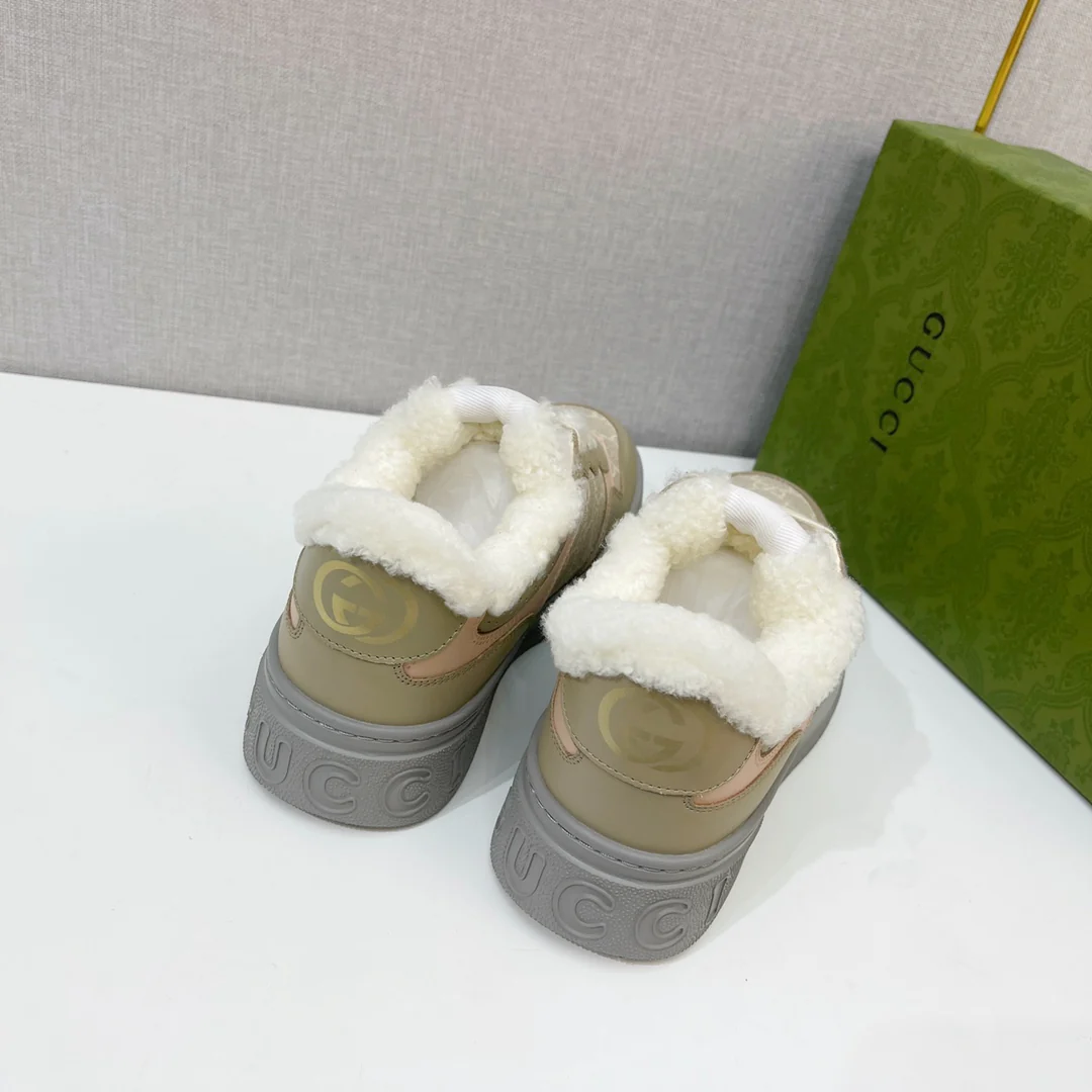 Gucci - Белые кроссовки на платформе с меховой отделкой