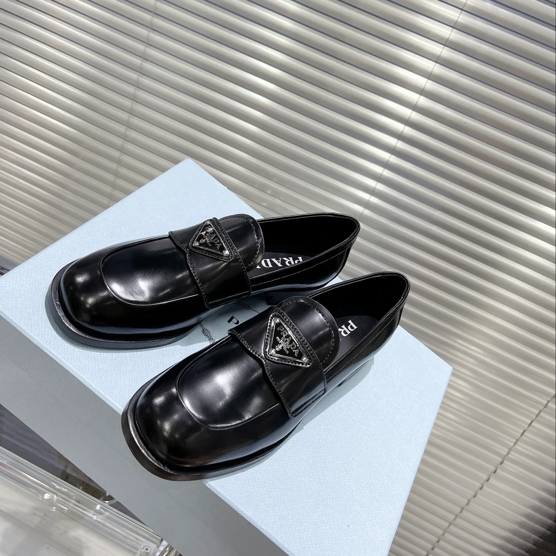 Новинки лета 2022 от Prada - обувь из натуральной кожи.