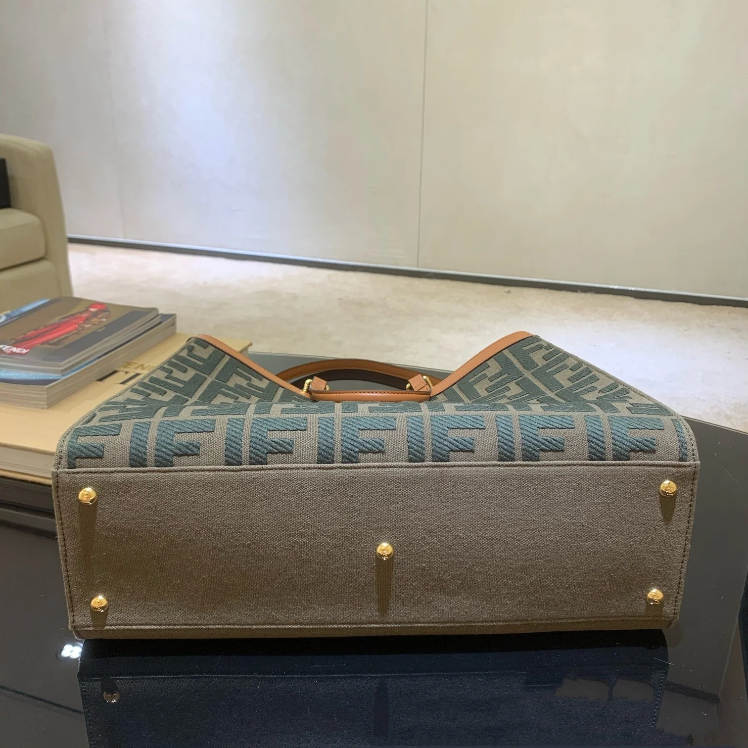 Сумка-тоут Fendi Peekaboo из зеленого холста.