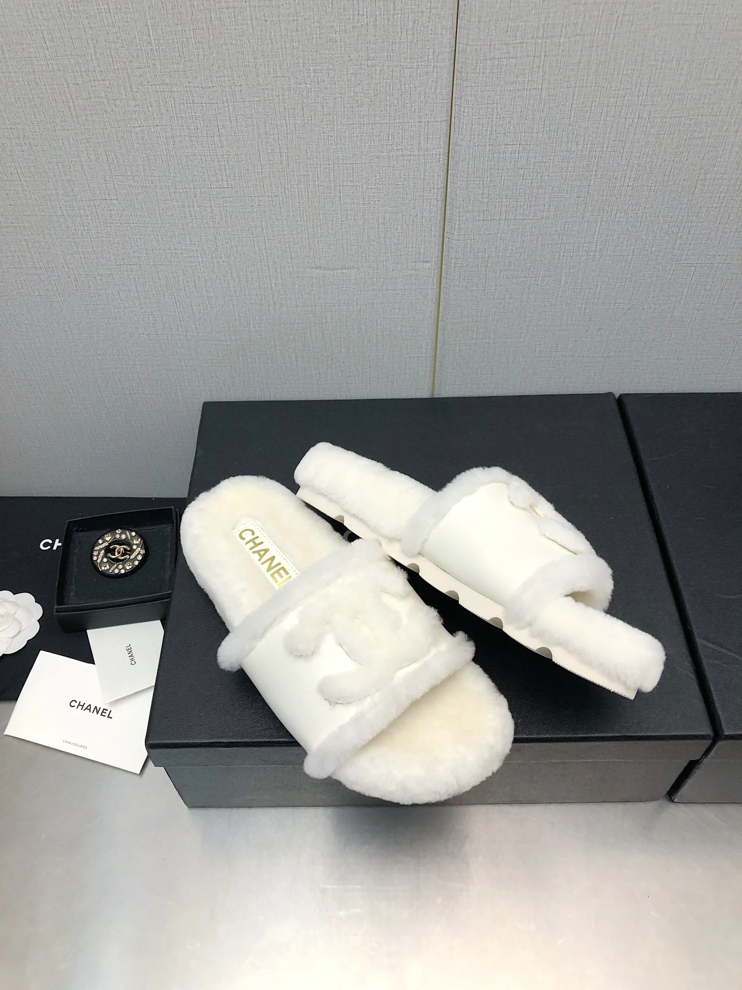 Новинка сезона осень/зима 2023 от Chanel - шерстяные тапочки в клетку - белые кожаные.