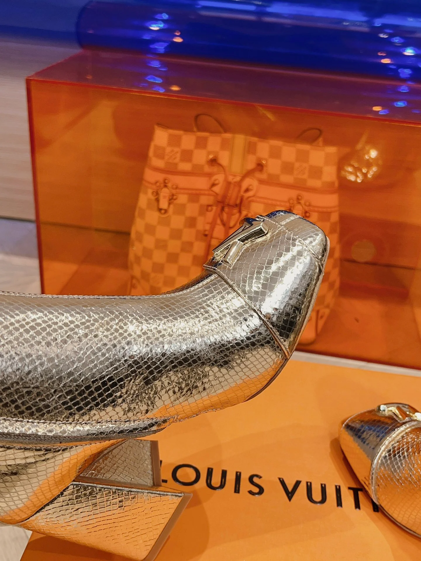 Последние новинки от LV из бутиков сезона осень/зима 2023 — Ботинки с подиума — Массивные ботинки на высоком каблуке — Золотистые