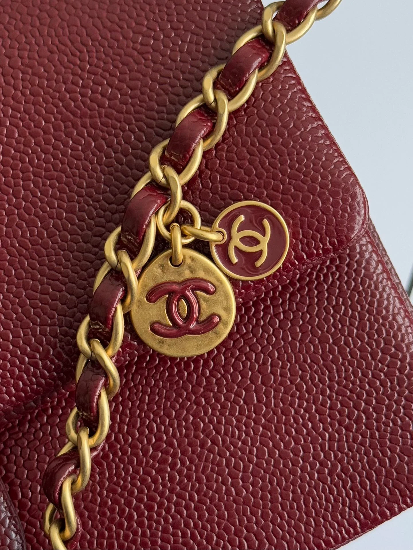 Сумка Chanel среднего размера, без стеганой подкладки, бордового цвета.