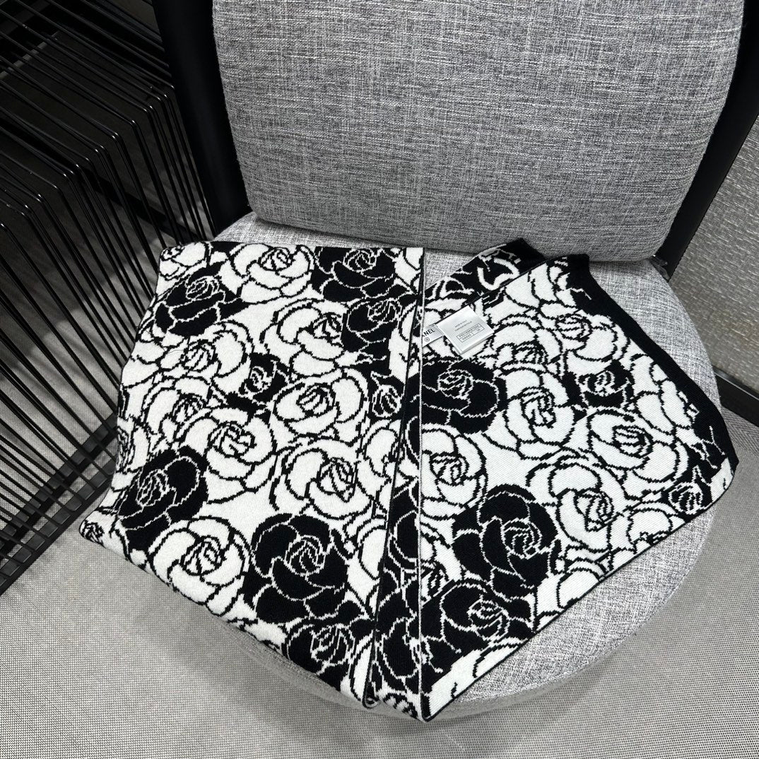 Новый черно-белый кашемировый шарф Chanel с камелиями, 2023 год.